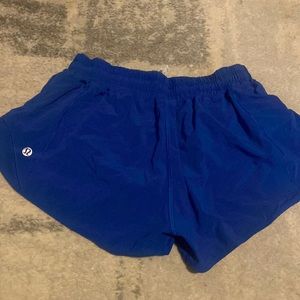Lululemon, low-rise lined short 2.5”, size 6, perfect condition.